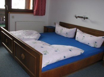 Schlafzimmer mit Zugang zum Balkon