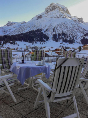 Blick von der Terrasse auf den Hausberg