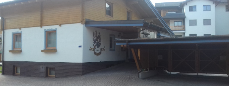 Privathaus mit 2 großen Appartements ( ca.68 cm2) mit jeweils 2 getrennten Schlafzimmern.