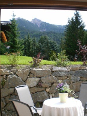 Terasse mit Blick auf die Alpen