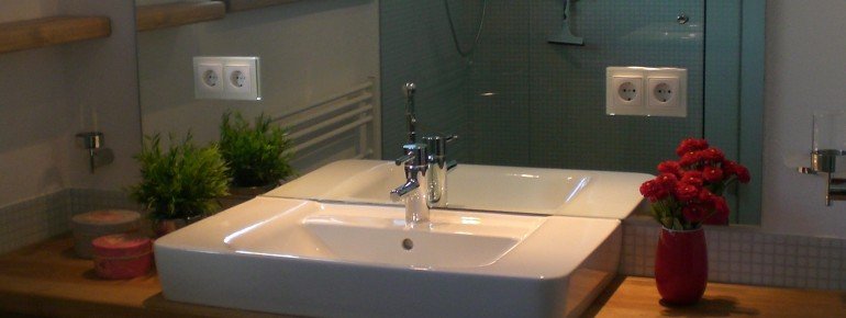 Badezimmer mit Regendusche