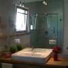 Badezimmer mit Regendusche
