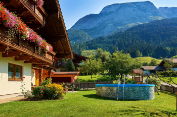 Pool und Schaukel
