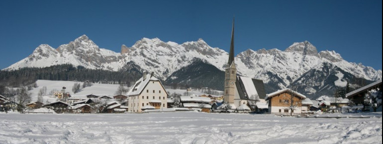 Kirche und Pfarrhof von Maria Alm