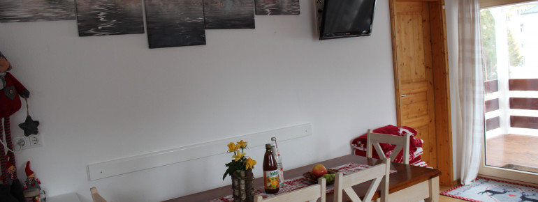 Essecke. Rechts Eingang von der Ferienwohnung. Rechts ist der Eingang ins Doppelzimmer.