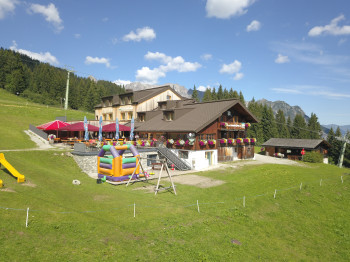Kinderspielplatz rund ums Haus