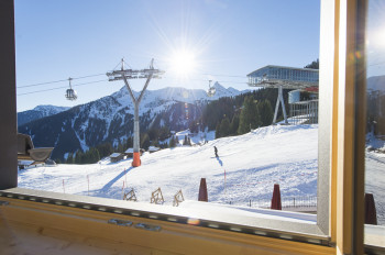 im Winter mitten im Skigebiet