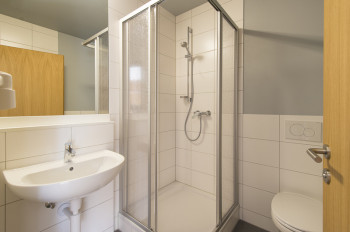 einfaches Badezimmer im Familienzimmer