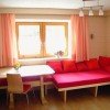 Wohnküche mit großer Couch