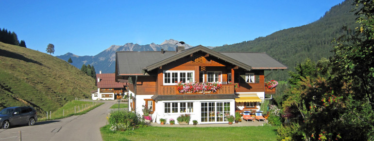 Haus Narzisse mit Straußberghof dahinter