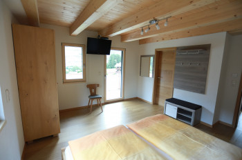 Doppelzimmer mit Zugang zum Bad und Balkon