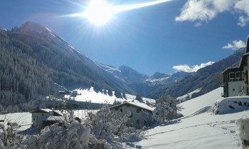 winterliche Landschaft mit Blick zum Hintertuxer Gletscher