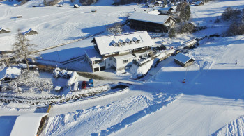 Skipiste und Hotel