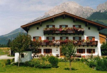 Hauserhof im Sommer