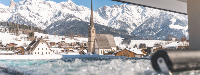 Traumhafter Blick auf den Ort vom Außenpool.