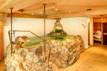 Felsenwhirlpool mit Bergquellwasser