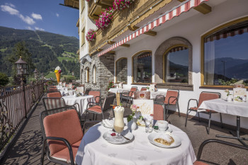 Café mit Sonnenterasse