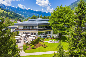 Aussenansicht Sommer mit Terrasse und Liegewiese