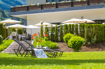 Liegewiese mit Terrasse