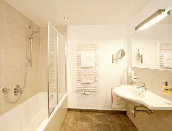 Badezimmer mit Badewanne