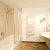 Badezimmer mit Badewanne