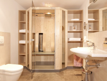 Badezimmer mit Dusche und Infrarotkabine