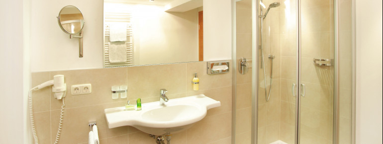 Badezimmer mit Dusche