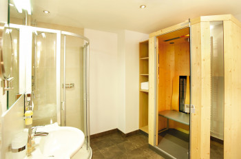Badezimmer mit Dusche und Infrarotkabine