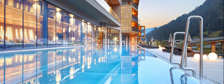 Große Pool-Landschaft im Wellnessbereich