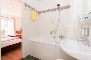 Badezimmer mit Badewanne