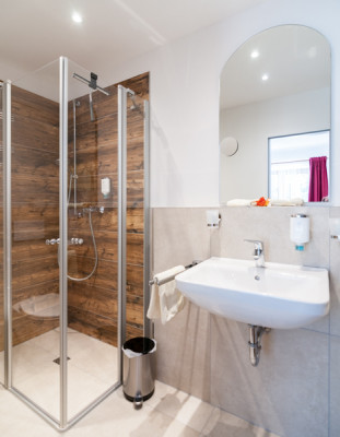 Badezimmer mit Dusche eines Doppelzimmer Superior