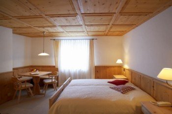 Helles und grosses Arvenzimmer