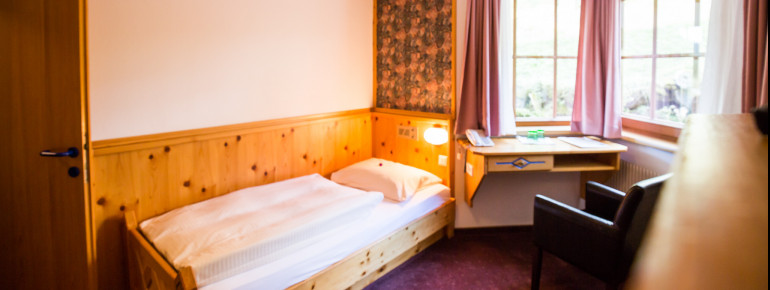 Einzelzimmer im Hotel Enzian (Beispiel).