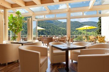 Tagesbar mit Panoramaterrasse