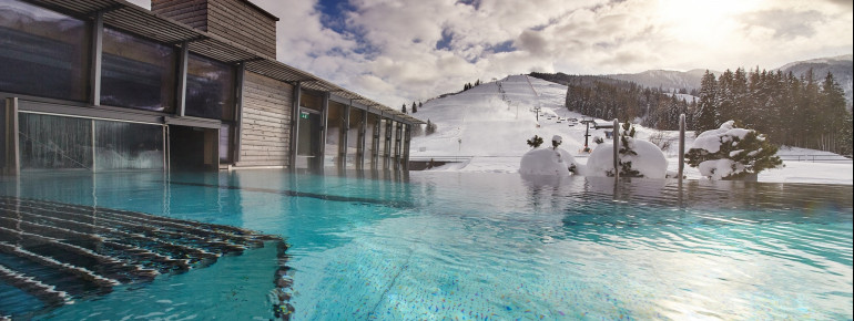 Der Rooftop-Pool des Holzhotels.