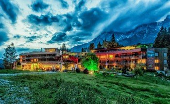 Holzhotel im Sommer