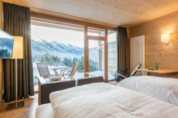 Hier erwarten die Gäste Zimmer aus Mondholz direkt im Skigebiet.