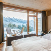 Hier erwarten die Gäste Zimmer aus Mondholz direkt im Skigebiet.