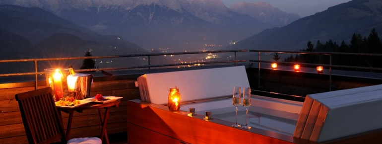 Die Panorama-Badewanne im Freien können Pärchen für private Stunden buchen.