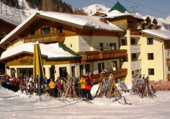 Einkehrschwung in die Kaminstube - gutes Essen, gemütlicher Apres ski, Sonnenterrasse, Schneebar
