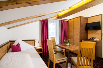 DREIBETTZIMMER