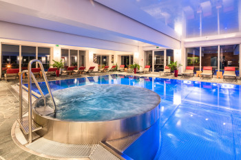Hallenbad mit integriertem Whirlpool