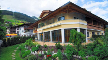 Sommer- Aussenansicht Hotel Garni