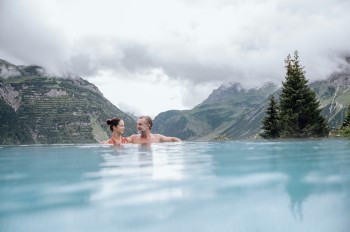 Infinty-Outdoor-Pool im Alpin Spa