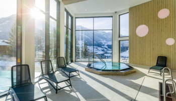 Indoor Jacuzzi mit Aussicht auf die Berge