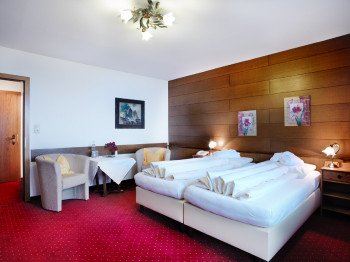 Comfortzimmer mit Balkon und Sitzecke