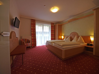 Alle Zimmer, Junior Suite, Suiten und Studios mit Balkon.