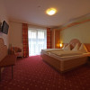 Alle Zimmer, Junior Suite, Suiten und Studios mit Balkon.