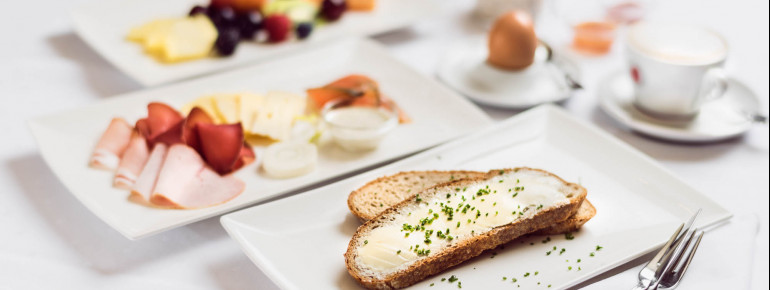 Frühstück mit selbstgebackenem Schwarzbrot