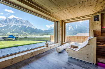 Ausblick aus der Zirben-Sauna mit Blick auf die Zugspitze